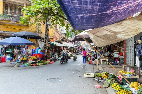 Ocupada vida cotidiana local del mercado callejero de la mañana en Hanoi, Vietnam. La gente puede ver explorando alrededor del mercado . — Foto de Stock