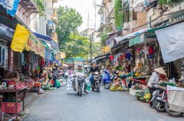 Hanoi, Vietnam - Ekim 31,2017: meşgul sabah semt pazarı Hanoi, Vietnam için yerel günlük yaşam. Pazar etrafında keşfetmek insanlar-ebilmek seen.