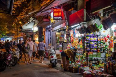 Hanoi, Vietnam - Kasım 5,2017: Hanoi Old Quarter gece sokak görünümünde, insanlar yapabilirsiniz etrafında görülen keşfetmek.