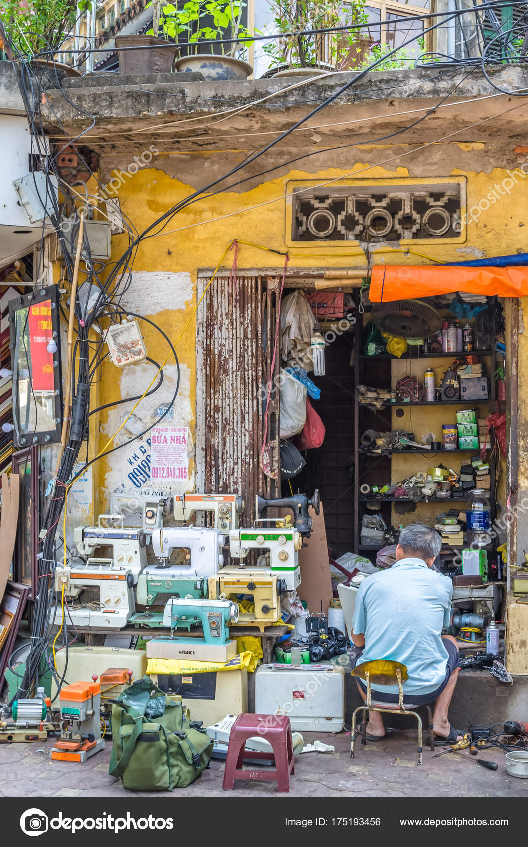 Hanoi Vietnam November 2017 Man Can Seen Repairing Sewing Machine