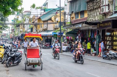 Hanoi, Vietnam - Kasım 5,2017: Görünüm birçok motosiklet ve Hanoi Old Quarter, Vietnam başkenti araçlarda ile meşgul trafik.