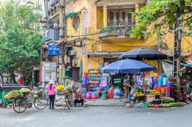 Hanoi, Vietnam - Ekim 31,2017: sabah sokak yerel günlük yaşam Pazar, sokak satıcıları onların bisiklet Hanoi, Vietnam için meyve türleri satış.