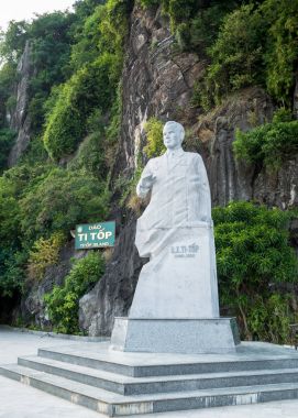 Ti Top ada, Vietnam - Ekim 3,2017: kozmonot Герман Titov Ti üst Adası'nın heykeli. Halong Bay kalbinde yer alan ve en çekici site biri Halong için turistler için kabul