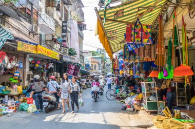 Hanoi, Vietnam - Ekim 31,2017: Sokak Görünümü'nde Hanoi Old Quarter, Vietnam başkenti görünümünü. İnsanlar-ebilmek çevresinde keşfetmek seen.