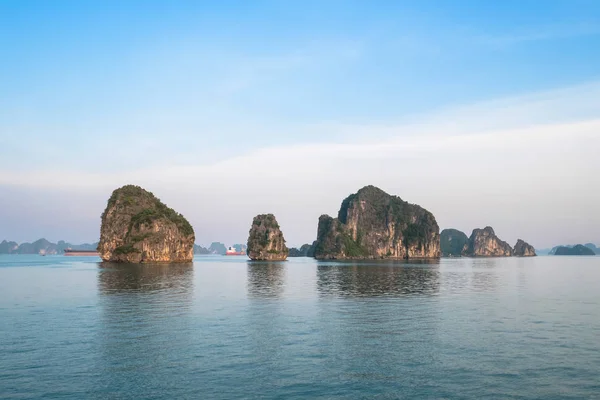 下龙湾的岩岛美景 Vietnam 是越南北部靠近中国边境的美丽自然奇观 — 图库照片