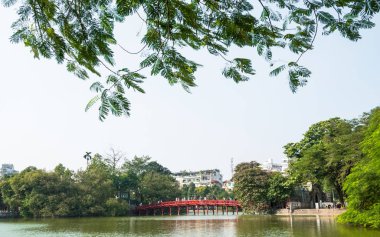 Hanoi, Vietnam - Kasım 2,2017: Hoan Kiem Gölü, Hanoi Bridge'de kırmızı Huc. Hoan Kiem Gölü 