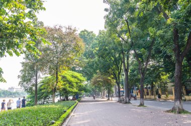 Hanoi, Vietnam - Kasım 2,2017: lakeside Hoan Kiem Gölü'nün doğal görünümünü, insanlar olabilir rahatlatıcı ve çevresinde keşfetmek.