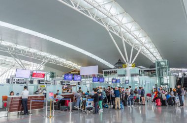 Hanoi, Vietnam - Kasım 6,2017: yolcu olabilir Check-in ve onların uçuş Noi Bai Uluslararası Havalimanı, Vietnam için bekliyor.