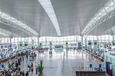 Hanoi, Vietnam - Kasım 6,2017: yolcu olabilir Check-in ve onların uçuş Noi Bai Uluslararası Havalimanı, Vietnam için bekliyor.