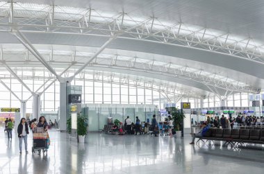 Hanoi, Vietnam - Kasım 6,2017: yolcu olabilir Check-in ve onların uçuş Noi Bai Uluslararası Havalimanı, Vietnam için bekliyor.