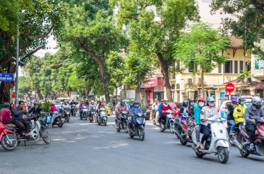 Hanoi, Vietnam - 31 Ekim 2017: Motosiklet ve Hanoi Old Quarter, Vietnam başkenti araçlarda yoğun trafik görünümünü.