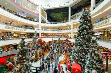 Kuala Lumpur, Malezya - Aralık 3,2017: Mid Valley Megamall Noel dekorasyonu. İnsanlar keşfetmek ve çevresinde alışveriş yapabilirsiniz.