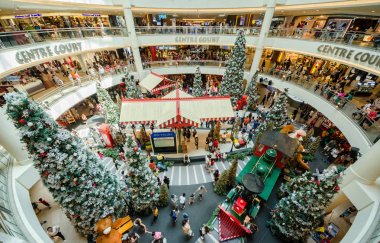 Kuala Lumpur, Malezya - Aralık 3,2017: Mid Valley Megamall Noel dekorasyonu. İnsanlar keşfetmek ve çevresinde alışveriş yapabilirsiniz.