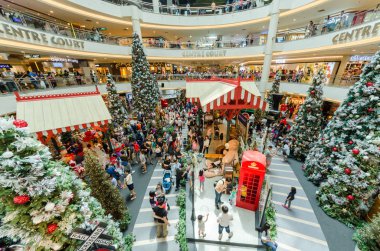 Kuala Lumpur, Malezya - Aralık 3,2017: Mid Valley Megamall Noel dekorasyonu. İnsanlar keşfetmek ve çevresinde alışveriş yapabilirsiniz.