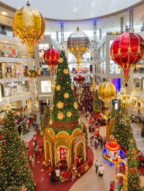 Kuala Lumpur, Malezya - Aralık 4,2017: Noel dekorasyonu Pavilion Kuala Lumpur içinde. İnsanlar keşfetmek ve çevresinde alışveriş yapabilirsiniz.
