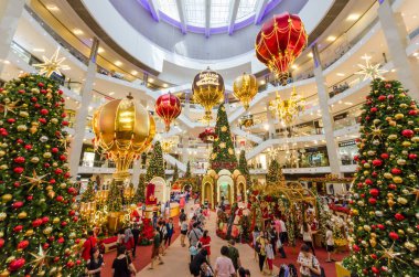 Kuala Lumpur, Malezya - Aralık 4,2017: Noel dekorasyonu Pavilion Kuala Lumpur içinde. İnsanlar keşfetmek ve çevresinde alışveriş yapabilirsiniz.