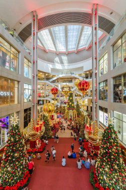 Kuala Lumpur, Malezya - Aralık 4,2017: Noel dekorasyonu Pavilion Kuala Lumpur içinde. İnsanlar keşfetmek ve çevresinde alışveriş yapabilirsiniz.