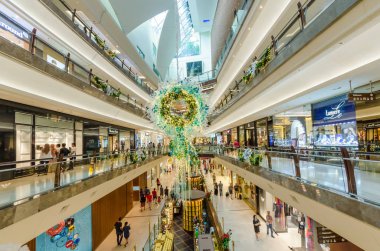 Kuala Lumpur, Malezya - Aralık 3,2017: Noel dekorasyonu Gardens alışveriş merkezinde. İnsanlar keşfetmek ve çevresinde alışveriş yapabilirsiniz.