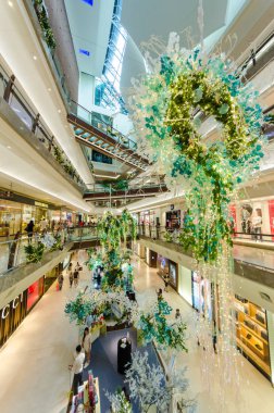 Kuala Lumpur, Malezya - Aralık 3,2017: Noel dekorasyonu Gardens alışveriş merkezinde. İnsanlar keşfetmek ve çevresinde alışveriş yapabilirsiniz.