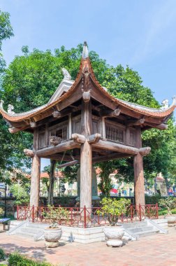 Hanoi, Vietnam - Kasım 1,2017: dev çan bulunan tapınak edebiyat, o da Hanoi Konfüçyüs Tapınağı olarak bilinen bahçesinde. 