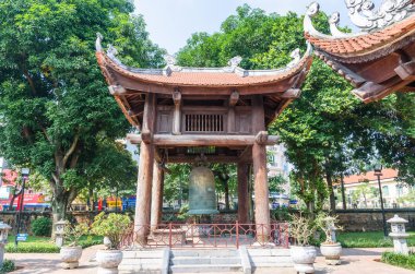 Hanoi, Vietnam - Kasım 1,2017: dev çan bulunan tapınak edebiyat, o da Hanoi Konfüçyüs Tapınağı olarak bilinen bahçesinde. 