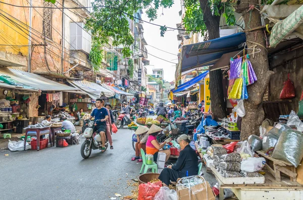 Hanoi, Vietnam - Ekim 31,2017: meşgul sabah semt pazarı Hanoi, Vietnam için yerel günlük yaşam. Pazar etrafında keşfetmek insanlar-ebilmek seen.