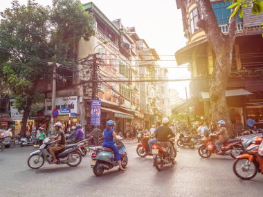 Hanoi, Vietnam - 2 Kasım 2017: Hanoi Old Quarter, Vietnam başkenti üreten motosiklet ile yoğun trafik görünümünü. 