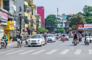 Hanoi, Vietnam - 31 Ekim 2017: Motosiklet ve Hanoi Old Quarter, Vietnam başkenti araçlarda yoğun trafik görünümünü.