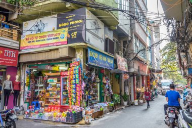 Hanoi, Vietnam - Ekim 31,2017: Hanoi, Vietnam için Caddesi'nin yerel günlük yaşam. İnsanlar-ebilmek çevresinde keşfetmek seen.