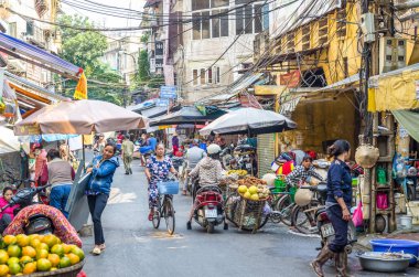 Hanoi, Vietnam - Ekim 31,2017: meşgul sabah semt pazarı Hanoi, Vietnam için yerel günlük yaşam. Satıcı ve alıcılar piyasada yoğun bir kalabalık.