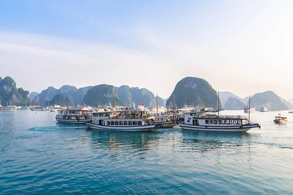 Halong Vietnam Noviembre 2017 Hermosa Vista Del Paisaje Bahía Halong — Foto de Stock