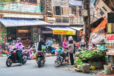 Hanoi, Vietnam - Kasım 1,2017: meşgul sabah semt pazarı Hanoi, Vietnam için yerel günlük yaşam. Satıcı ve alıcılar piyasada yoğun bir kalabalık.