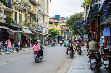 Hanoi, Vietnam - Kasım 5,2017: Hanoi, Vietnam için Caddesi'nin yerel günlük yaşam. İnsanlar-ebilmek çevresinde keşfetmek seen.