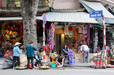 Hanoi, Vietnam - Kasım 5,2017: Hanoi, Vietnam için Caddesi'nin yerel günlük yaşam. İnsanlar kendi iş meşgul görülebilir.
