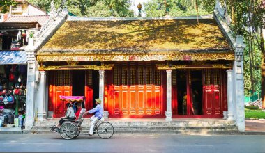 Hanoi, Vietnam - Kasım 2,2017: Hanoi ile Vietnam trishaw keşfetmek için bir tur alarak turizm.