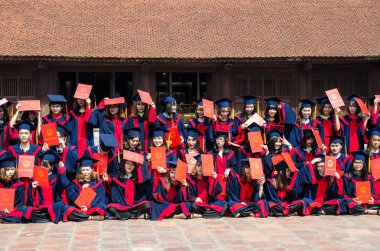 Hanoi, Vietnam - Kasım 1,2017: Vietnam öğrencilerin mezuniyet alarak fotoğraf Tapınağı edebiyat, bu Hanoi Konfüçyüs Tapınağı olarak da bilinir,.