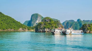 Güzel Halong Körfezi manzaralı, Unesco Dünya Mirası olduğunu. Halong Bay Çin sınırında Kuzey Vietnam güzel doğal harikası.