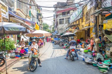 Hanoi, Vietnam - Ekim 31,2017: meşgul sabah semt pazarı Hanoi, Vietnam için yerel günlük yaşam. Satıcı ve alıcılar piyasada yoğun bir kalabalık.