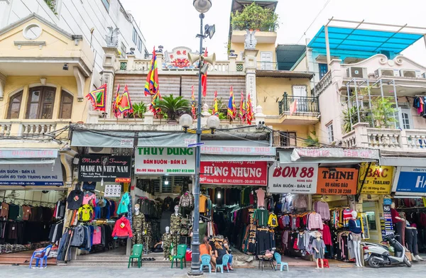 ハノイ ベトナム 2017 ベトナム ハノイにおける建築歴史的な小売店の様々 な種類 は通りの横に自分の食べ物を持っていることを見ることができます — ストック写真