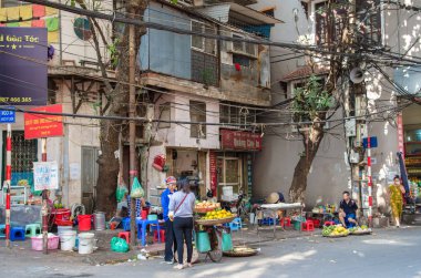 Hanoi, Vietnam - Ekim 31,2017: kadınlar meyve Hanoi Old Quarter onların bisiklet sokak satıcısından satın alma görülebilir.