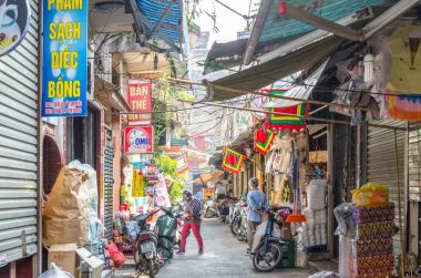 Hanoi, Vietnam - Ekim 31,2017: Hanoi, Vietnam için Caddesi'nin yerel günlük yaşam. İnsanlar-ebilmek çevresinde keşfetmek seen.