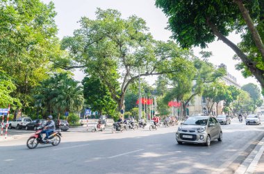 Hanoi, Vietnam - 2 Kasım 2017: Motosiklet, trishaws ve Hanoi Old Quarter, Vietnam başkenti araçlarda yoğun trafik görünümünü.
