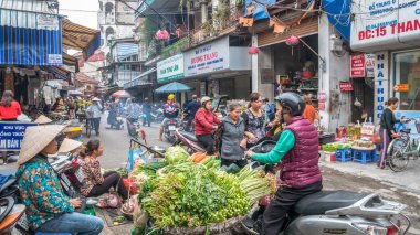 Hanoi, Vietnam - 6 Kasım 2017: Meşgul yerel günlük yaşam Hanoi, Vietnam için sabah semt pazarı. Satıcı ve alıcılar piyasada yoğun bir kalabalık.