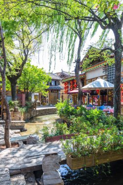 Lijiang, Çin - Nisan 10,2017: Eski Town Lijiang Yunnan, Çin içinde doğal görünümünü. Lijiang eski şehir UNESCO Dünya Miras Listesi ve aynı zamanda ünlü bir turizm Asya olduğunu.