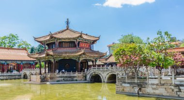 Kunming, Yunnan - Nisan 8,2017: Yuantong tapınağıdır Kunming, Yunnan Eyaleti, Çin en ünlü Budist tapınağı. İnsanlar-ebilmek var olmak seen çevresinde keşfetmek.