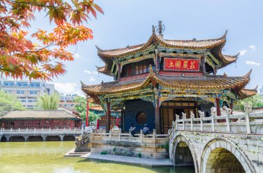 Kunming, Yunnan - Nisan 8,2017: Yuantong tapınağıdır Kunming, Yunnan Eyaleti, Çin en ünlü Budist tapınağı. İnsanlar-ebilmek var olmak seen çevresinde keşfetmek.