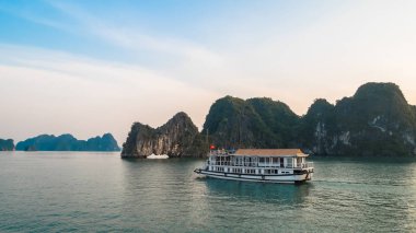Güzel Halong Körfezi manzaralı, Unesco Dünya Mirası olduğunu. Halong Bay Çin sınırında Kuzey Vietnam güzel doğal harikası.