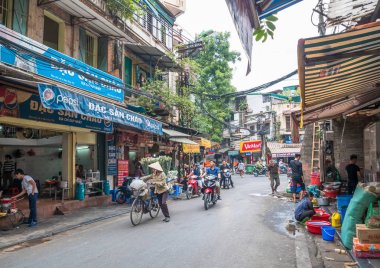Hanoi, Vietnam - Kasım 6,2017: Hanoi, Vietnam için Caddesi'nin yerel günlük yaşam. Hanoi Old Quarter onların bisiklet sebze türleri satış sokak satıcıları.