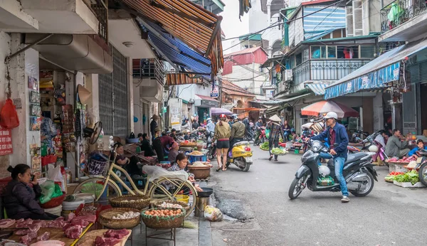 Hanoi, Vietnam - Kasım 6,2017: meşgul sabah semt pazarı Hanoi, Vietnam için yerel günlük yaşam. Satıcı ve alıcılar piyasada yoğun bir kalabalık.