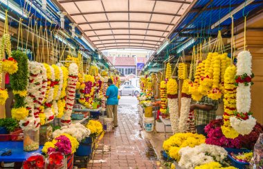 Kuala Lumpur, Malezya - Şubat 7,2017: piyasada satan renkli çelenk çiçek tezgahları Brickfields küçük Hindistan Kuala Lumpur oteli, insanlar-ebilmek çevresinde görülen keşfetmek.